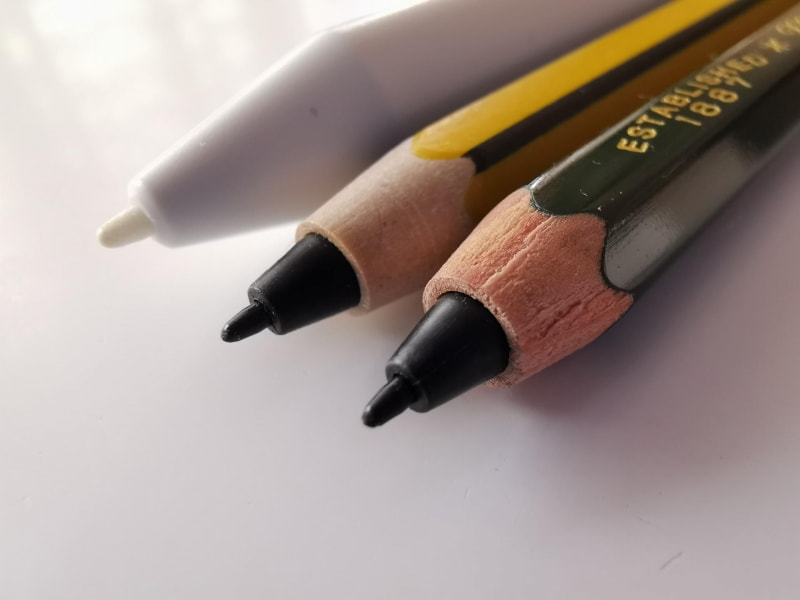 三菱鉛筆9800 DGのウッド感が半端ない。マジに削ってしまいそうだ