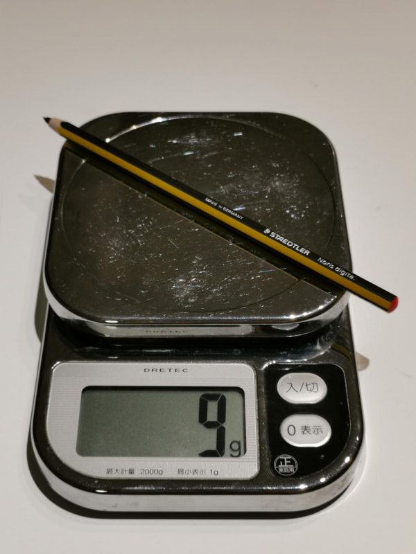 ステッドラーは軸の素材のせいか三菱鉛筆9800 DGの2倍強の9gだ