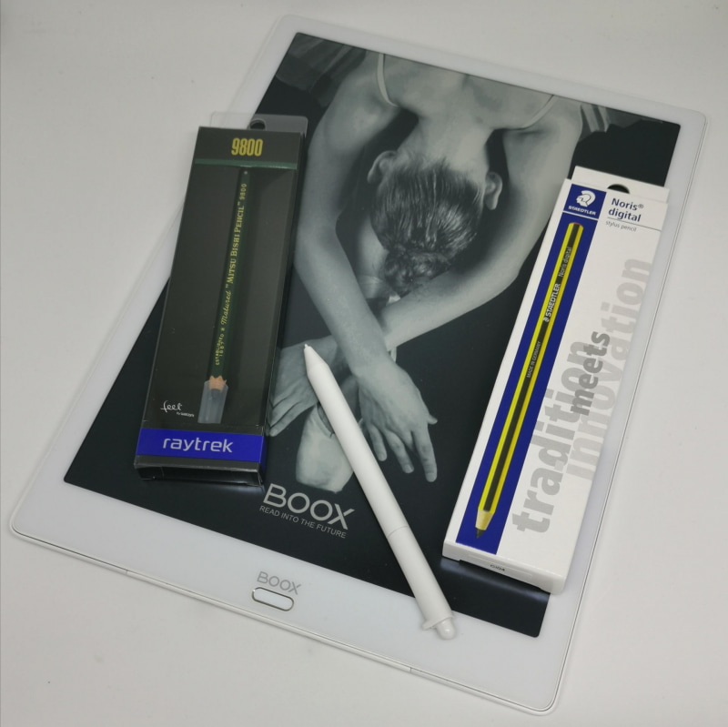 ここ２カ月ほど筆者の手書きツールの定番はEインクを採用したBOOX Max3デジタルペーパーだ。今回、オリジナルスタイラスと同じワコムテクノロジーを採用した、ステッドラー社のNoris Digitalと三菱鉛筆9800番のDGの2本を買ってしまった