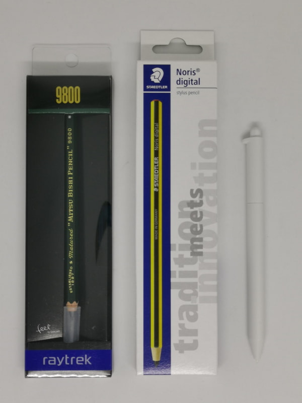 どちらも実在する鉛筆ブランドのデジタルペンへの拡張製品。ステッドラーNoris Digitalは交換芯が5個付属する。両者ともワコムテクノロジーと交換芯を使用。右端はBOOXMax3に付属のスタイラス。消しゴム機能は、ステッドラー、三菱鉛筆とも非対応だ