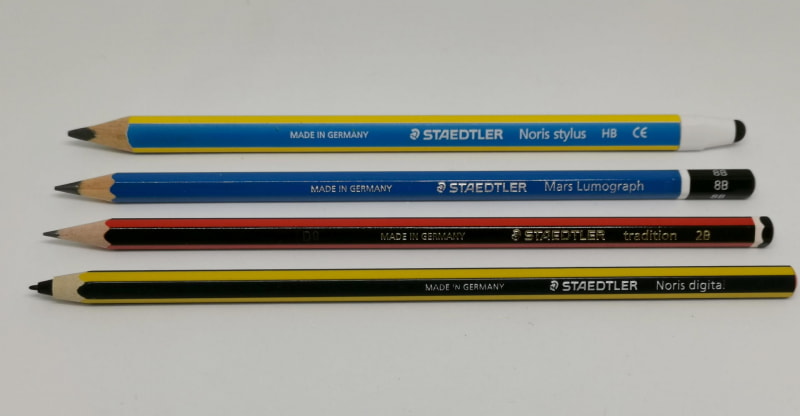 ステッドラー社のチームを感じる共通のデザインが素晴らしい。一番手前が今回のNoris Digital。一番奥もスマホ用のスタイラス＋普通の鉛筆機能