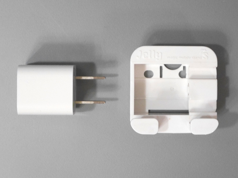 まず中央部のくぼみに、iPhoneの充電器をはめ込む