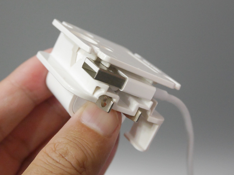 続いて側面にLightningケーブルのUSBポートをはめ込む