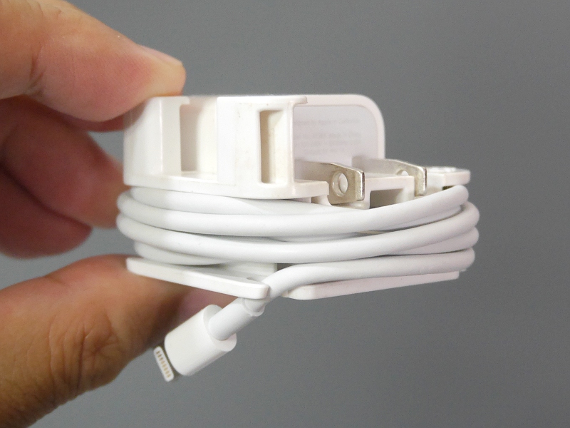 最後にコネクタ部を四隅のフックのいずれかに引っ掛けて完成