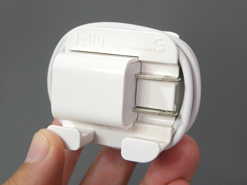 充電器とケーブルを装着した状態。コンパクトにまとまる