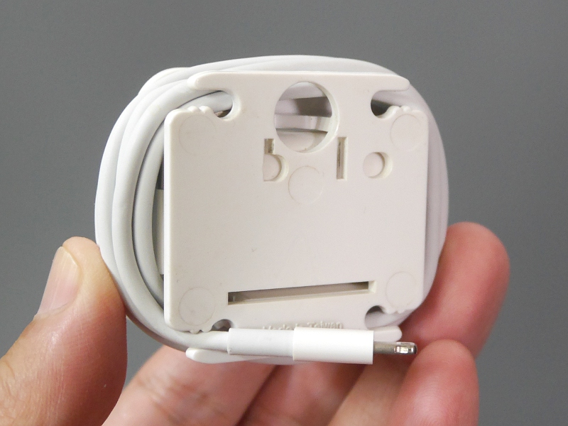 裏面。上部にプラグと同じ幅の、2つの縦長の穴が空いていることがわかる