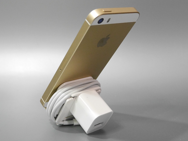 背面。充電器を支えとして使うという、なかなか斬新な構造