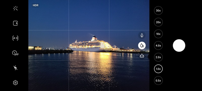 ズーム倍率変更ボタンは0.5倍、1.0倍、3.0倍の3つが用意され、いずれかを選択すると他の倍率も選べるようになる。もちろんピンチイン・アウトで滑らかに倍率を変更することもできる
