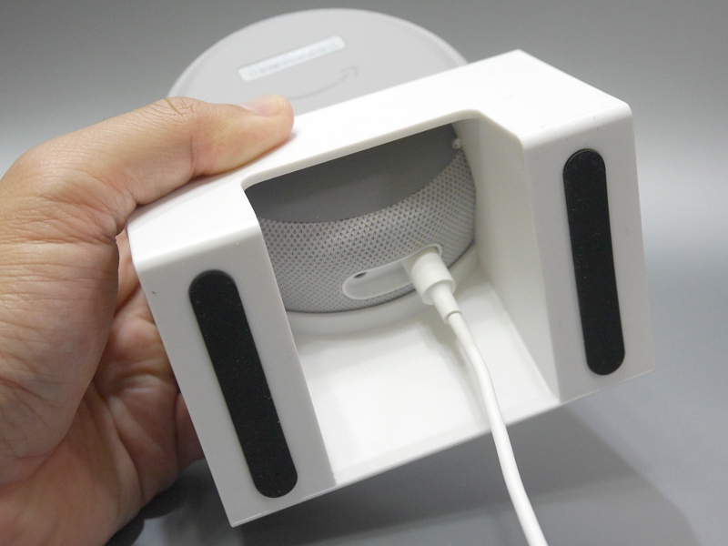 ケーブルは底面から這わせる構造。隣のイヤホンジャックへのアクセスも容易だ