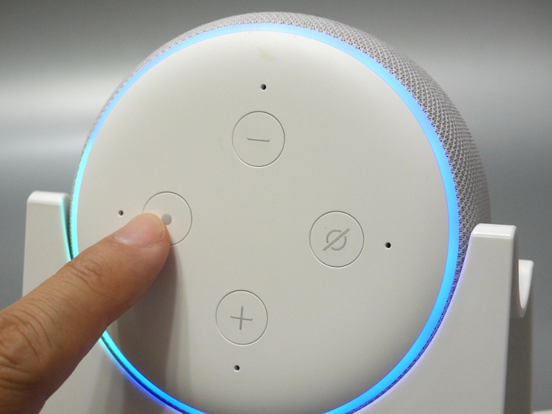 安定感はそれほどなく、ボタンを押す時は軽く手を添えてやる必要がある