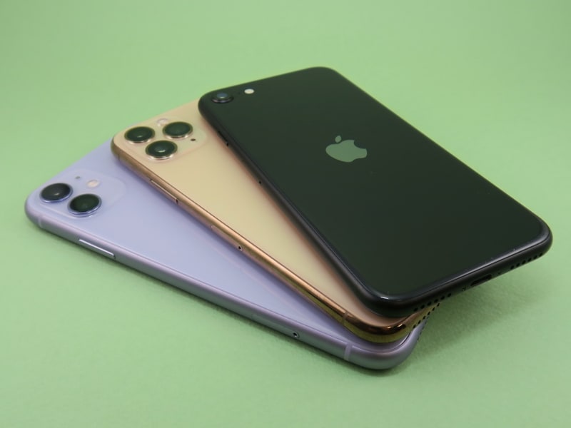 iPhone 11（左）、iPhone 11 Pro（中段）、iPhone SE2（上段）。ディスプレイや機能面を考えるなら、iPhone 11シリーズがベターだが、値段を考えると、iPhone SE（第2世代）は有力な候補になりそうだ
