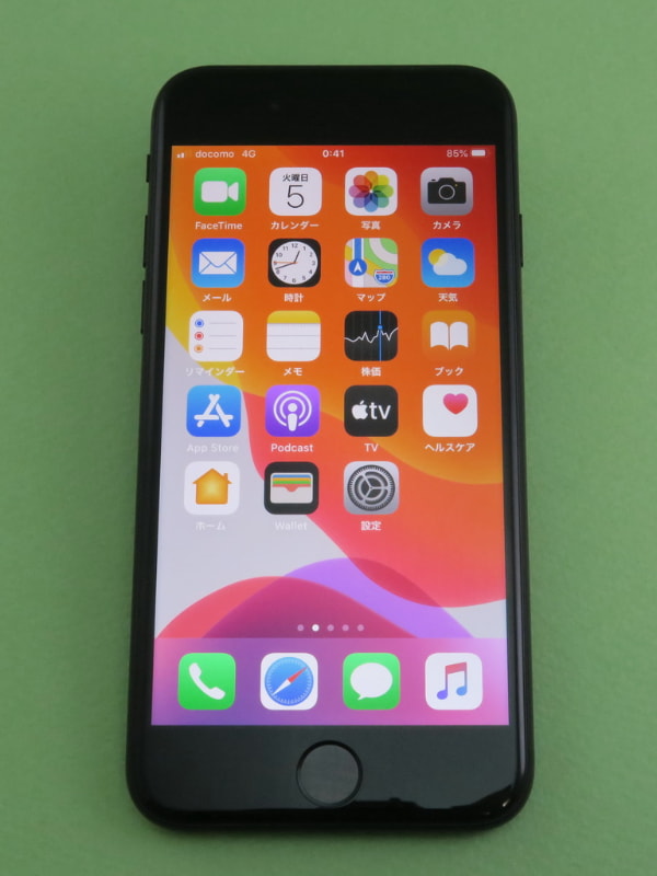 ディスプレイの上下の額縁の太さはiPhoneらしいとも言えるが、昨今のトレンドからは完全に取り残されている