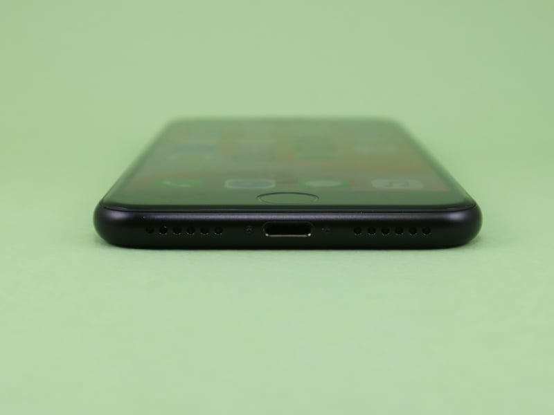 下部にはLightning外部接続端子を装備。3.5mmイヤホンマイク端子はない。パッケージにはLightning端子に直接、接続できるマイク付きイヤホンが同梱される