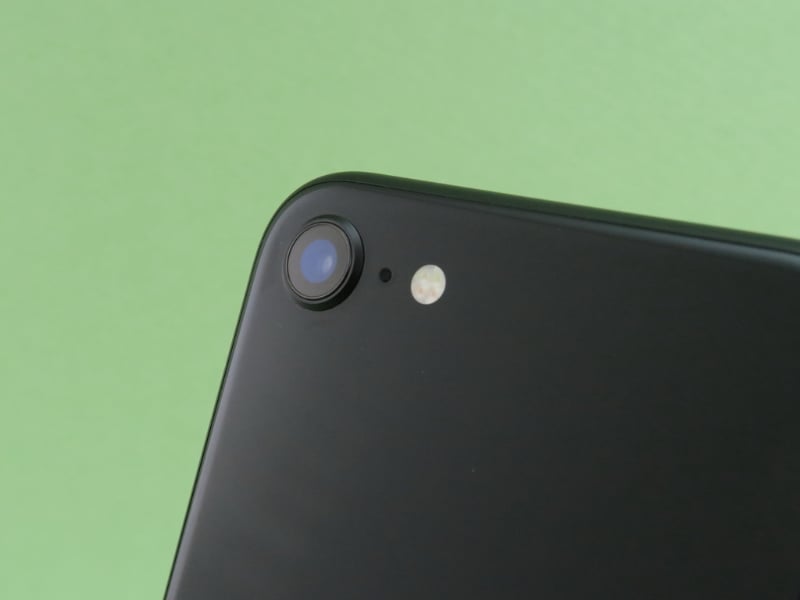 メインカメラは12MPのイメージセンサーに、F1.8のレンズを組み合わせたシングルカメラを搭載