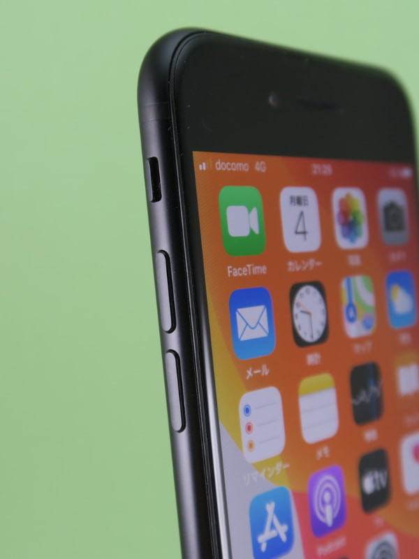 着信/サイレントスイッチと音量キーは従来のiPhoneと同じ位置に装備