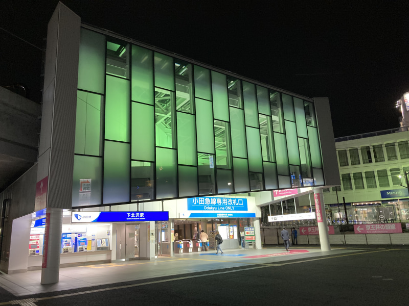 夜景で駅の建物を撮影。自然に撮影できているが、やはり、暗いところはほぼ暗いまま撮れる印象