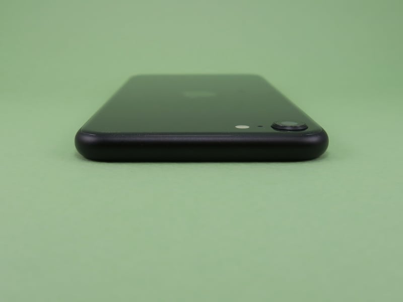 上部には端子やボタン類はない。カメラ部の突起はそれほど大きくないが、カバーを装着しての利用がおすすめ