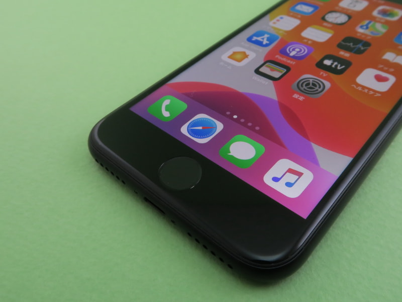 本体前面のホームボタンは内蔵の指紋センサーによるTouchIDに対応。マスク着用が多い今日、タッチ操作でロックが解除できるのは助かる