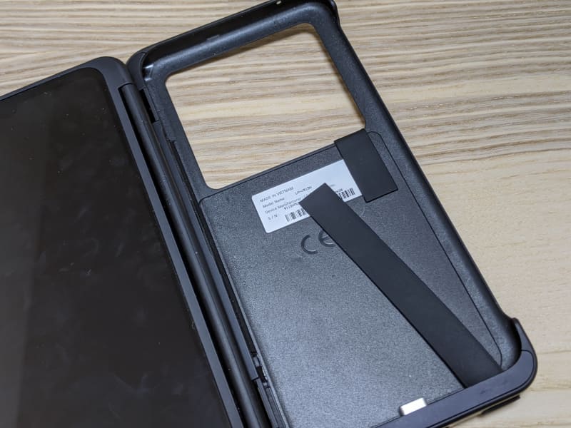 ケースの内側にテープで貼り付け