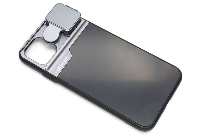iPhoneケースとしては薄く脱着しやすい樹脂製ケースで、レンズ部とその周辺は金属で作られている。各ボタンに問題なくアクセスでき、iPhone画面側をこちらに向けた状態では左下にストラップホールがある