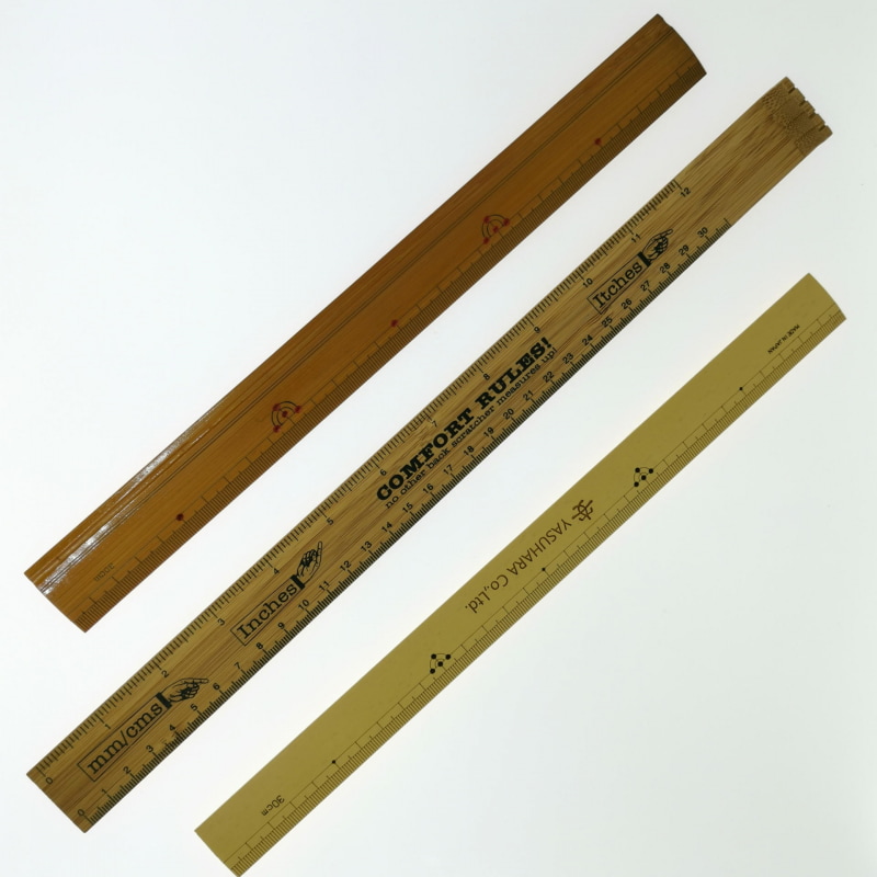 竹ものさしの基本は30㎝だ。両端に位置する伝統的な国内製の竹ものさしは、数字の目盛りが無い。竹を使っているが洋物のジョーク定規には測定目盛りが記されている
