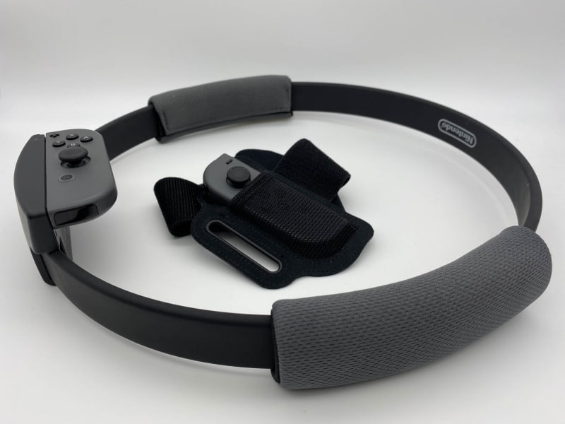 リングフィットアドベンチャーのリングとレッグバンド。半年くらいプレイしてるが、毎日ではないのでまだレベル140くらいで未クリア。青系（足系）スキルが苦手