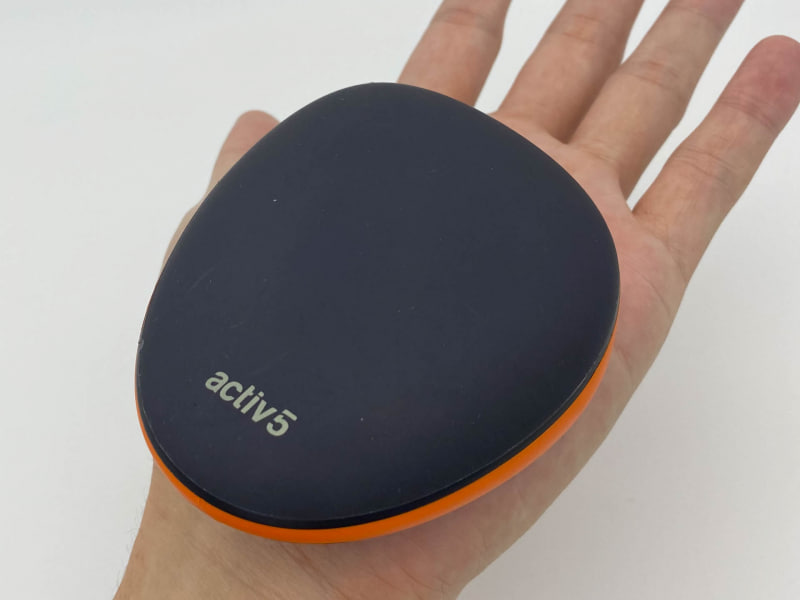 Activ5。アップルストアなどで販売されている。表面はラバー製でゴミがつきやすく、使い込むと筋トレグッズっぽくボロくなっていく