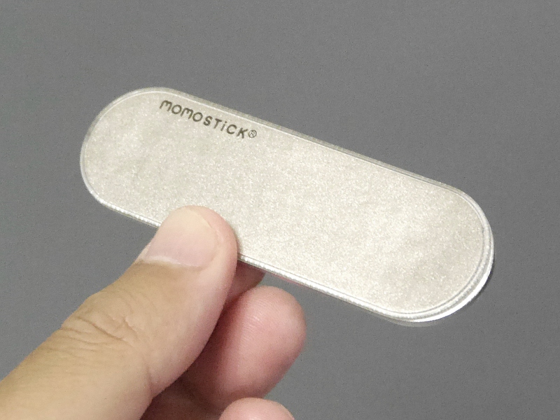 本体。シルバーだがやや暖色寄り