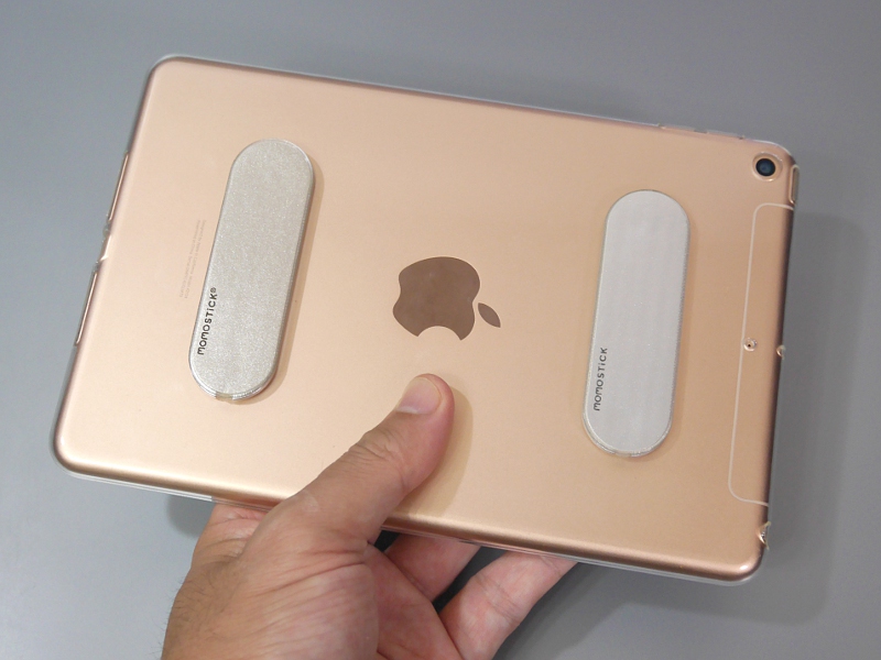 今回はiPad mini（第5世代）を片手持ちする用途で2個購入して左右に貼り付けた