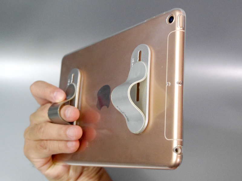 右手で支えている状態