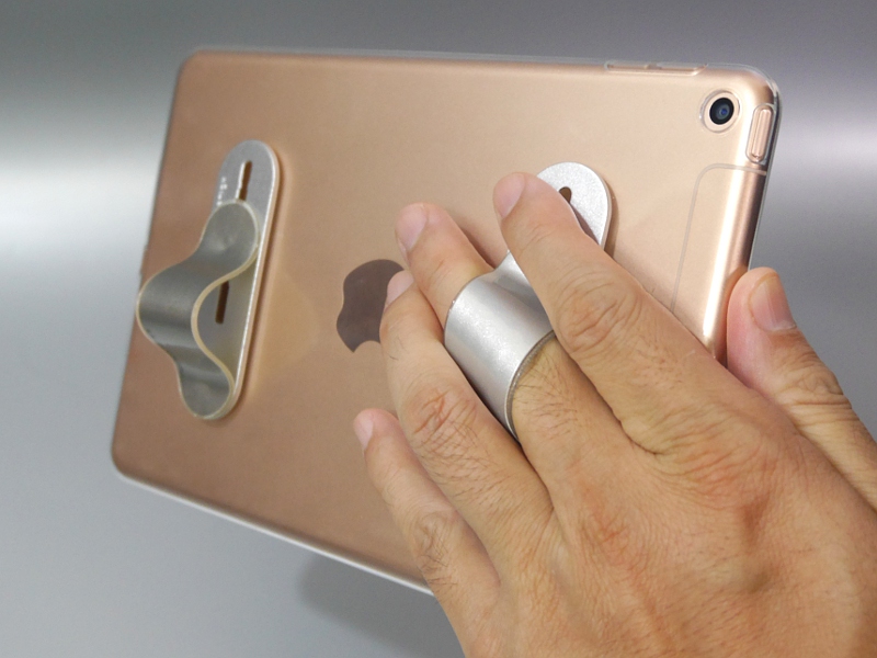 右手が疲れたら左手で支えることもできる。長時間の読書や動画視聴でも余裕だ