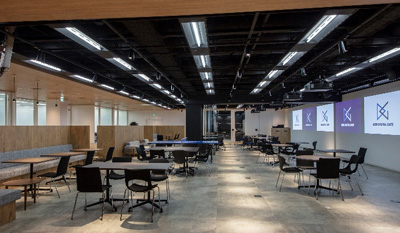 左＝バーチャル上の虎ノ門施設。右＝実際の虎ノ門施設