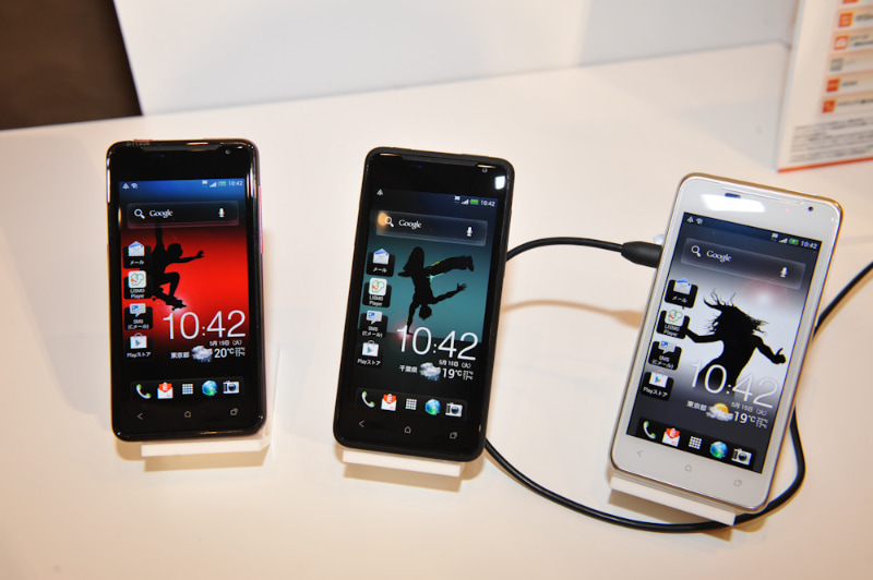「HTC J ISW13HT」。それまでのHTCのイメージを一新する鮮やかなボディ。HTCさんハイエンド待ってます