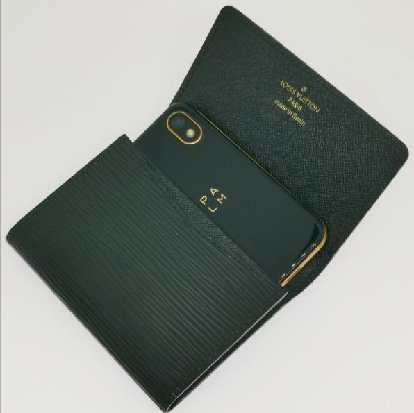 クレジットカードサイズで名刺ケースにも入ってしまうPalm Phoneは、小さなスマホ好きユーザには憧れのスマホだ