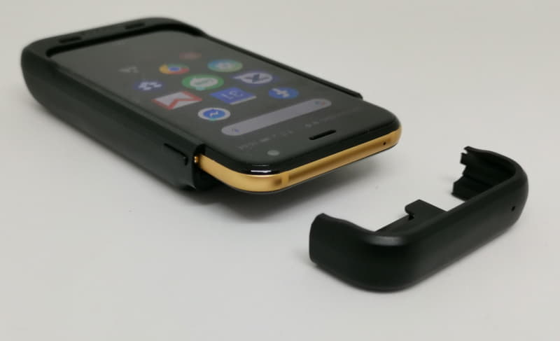 まずケースの下側をPalm Phoneに取り付け、キャップをするように上側のケースをはめるだけ