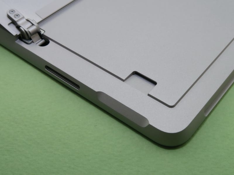 キックスタンドを開いた内側にmicroSDXC対応カードリーダーを備える