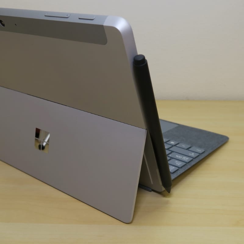 Surfaceペンは左側面にマグネットで固定しておくことが可能