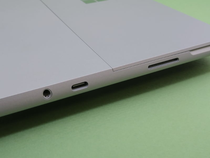右側面には3.5mmヘッドフォンジャック、USB-Cポート、Surface Connect接続ポートを備える