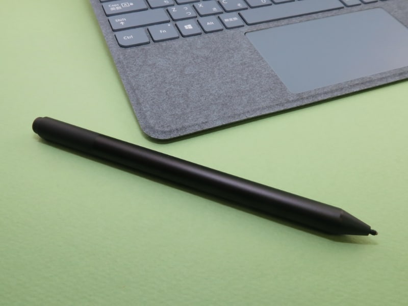 別売の「Surfaceペン」はブラック（写真）とプラチナ、バーガンディ、コバルト ブルー、アクアがラインアップされるが、販売される国と地域によって、異なる