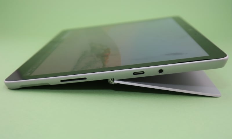 背面のキックスタンドをフルに開いた状態。Surfaceペンで何か書き込むときに便利。途中で自由に角度を決めて固定することも可能