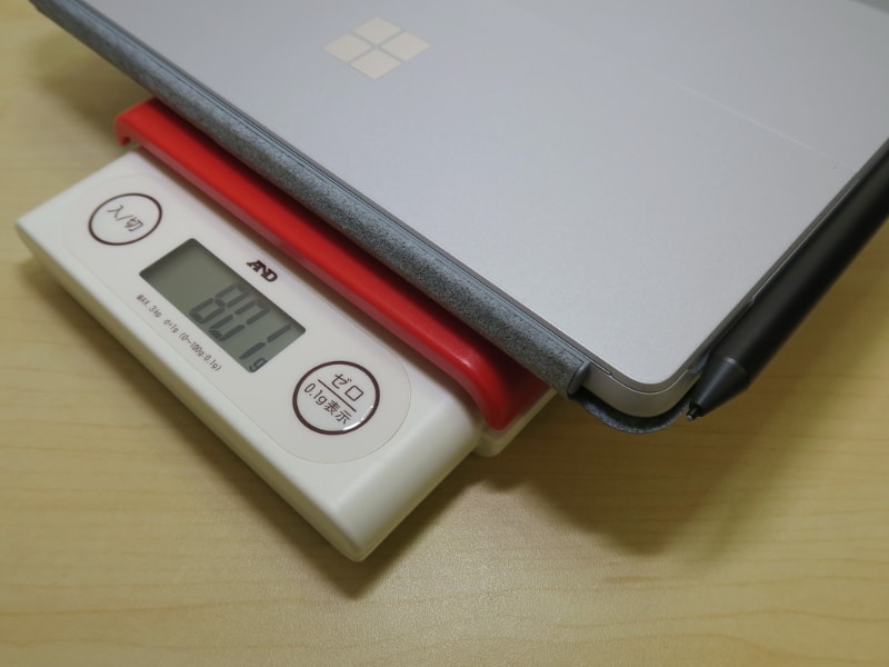 本体、Surface Goタイプカバー、Surfaceペンを組み合わせると、約801g。コンパクトなノートパソコンよりも軽量で、ポータビリティに優れる