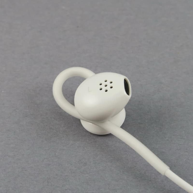 イヤホン部を内側から見たところ。中央の7つの穴の横には左右を表わす「L」と「R」がプリントされている