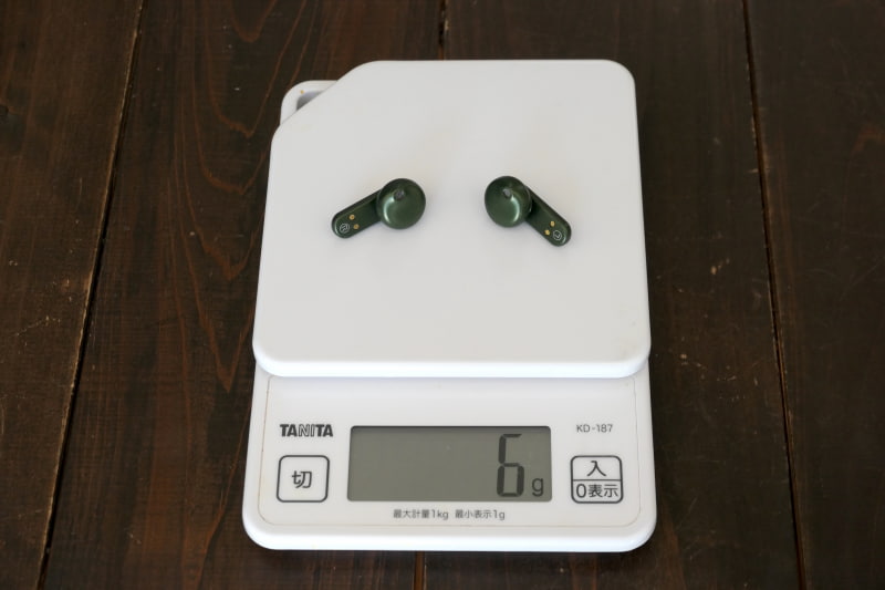Makuakeに掲載されていたスペックシートでは、片耳が約3.5gだったが、筆者が測ると両耳で6gだった。ちなみに、Galaxy Budsは両耳で11gだった