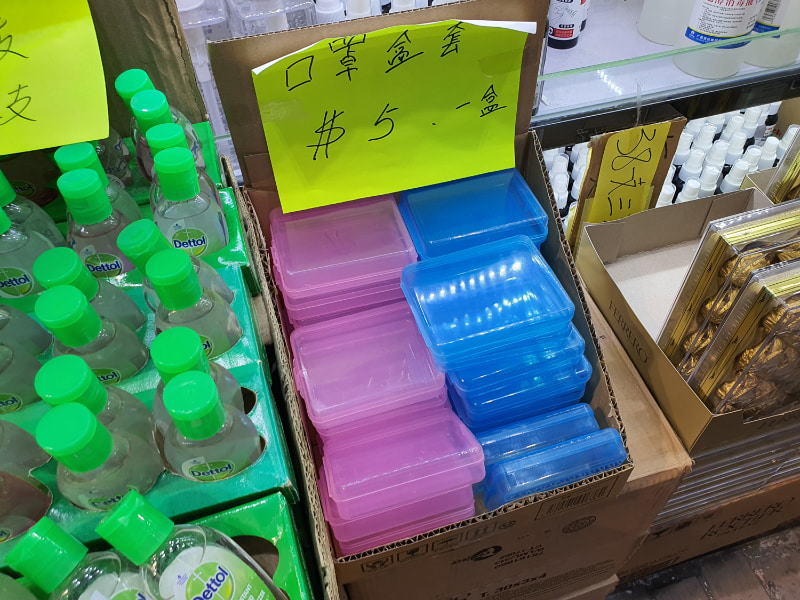 毎日マスクで外出の必需品「マスクケース」も売られている