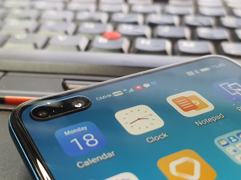 机の上に置いたP40、アンテナピクト横が「5G」になっている