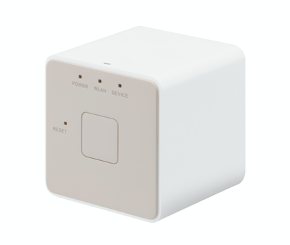 発売される「無線通信アダプタ（A）」（左）と「スマートプラグ 03」（右）