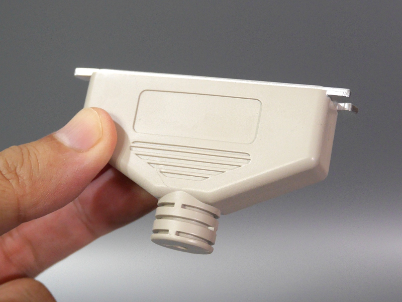 紛れもなくSCSIフルピッチ50pinのコネクタ。筆者は90年代半ばに所有していたフラットベッドスキャナがこのコネクターだった