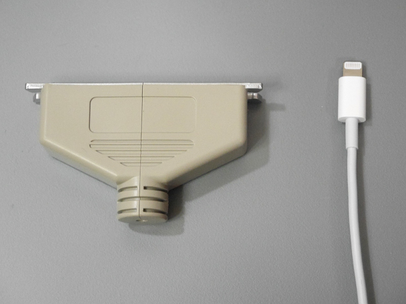 Lightningケーブルとの比較。ちなみに純正のLightningケーブルにのみ適合するとされている