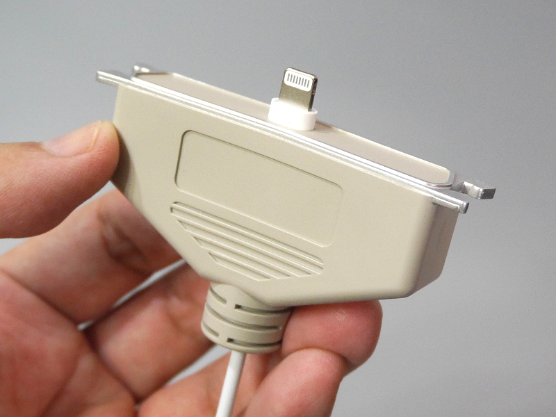 セット完了。Lightningコネクターのカバーが若干飛び出ているのは、ケース装着時でも本製品が干渉しないようにするためだろう