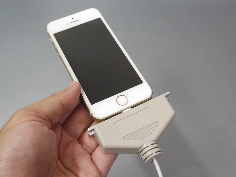 今回は第1世代のiPhone SEに接続しているが、それ以外のiPhoneでもサイズの特異性は目を引く